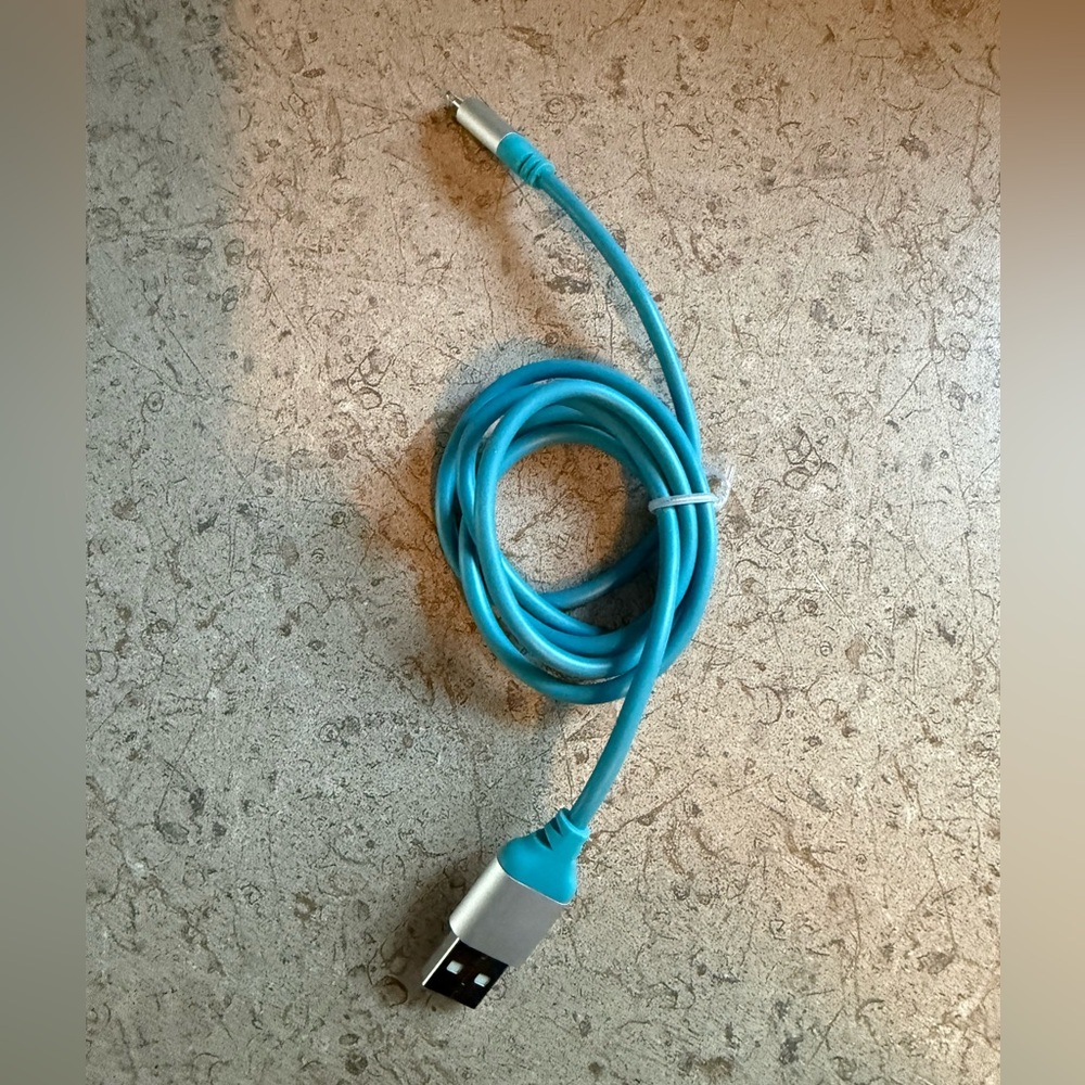 Source Unknown Blue, Green, and White USB Charging Cables - Picture 4 of 6